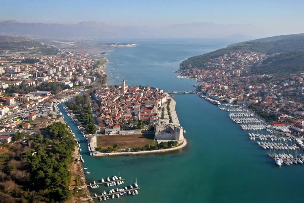 Apartment In Slatine With Terrace, Air Conditioning, Wi-Fi Trogir