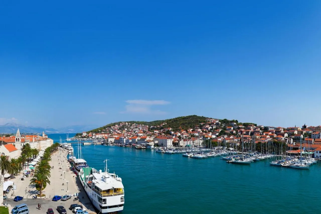 Apartment In Slatine With Terrace, Air Conditioning, Wi-Fi Trogir