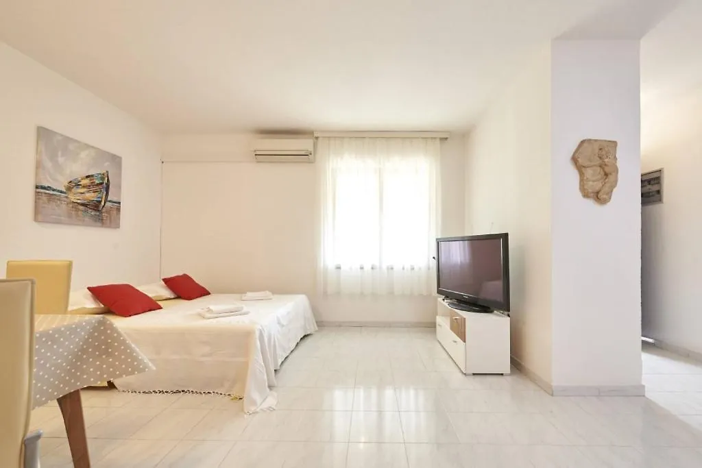 Apartment In Slatine With Terrace, Air Conditioning, Wi-Fi Trogir Croatie