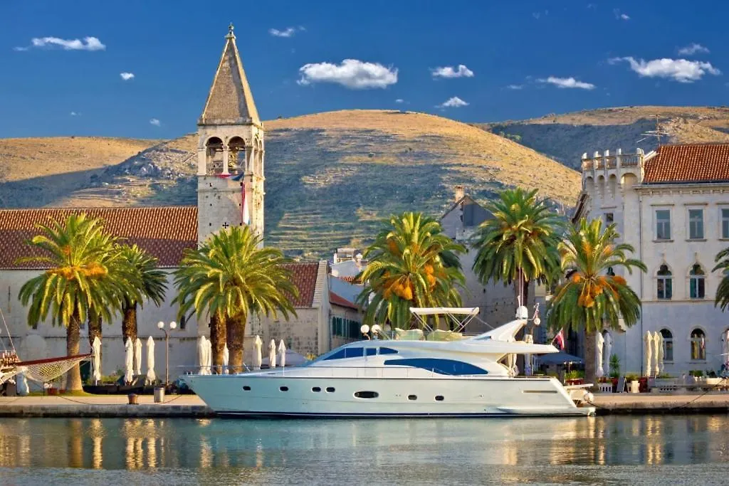 Apartment In Slatine With Terrace, Air Conditioning, Wi-Fi Trogir