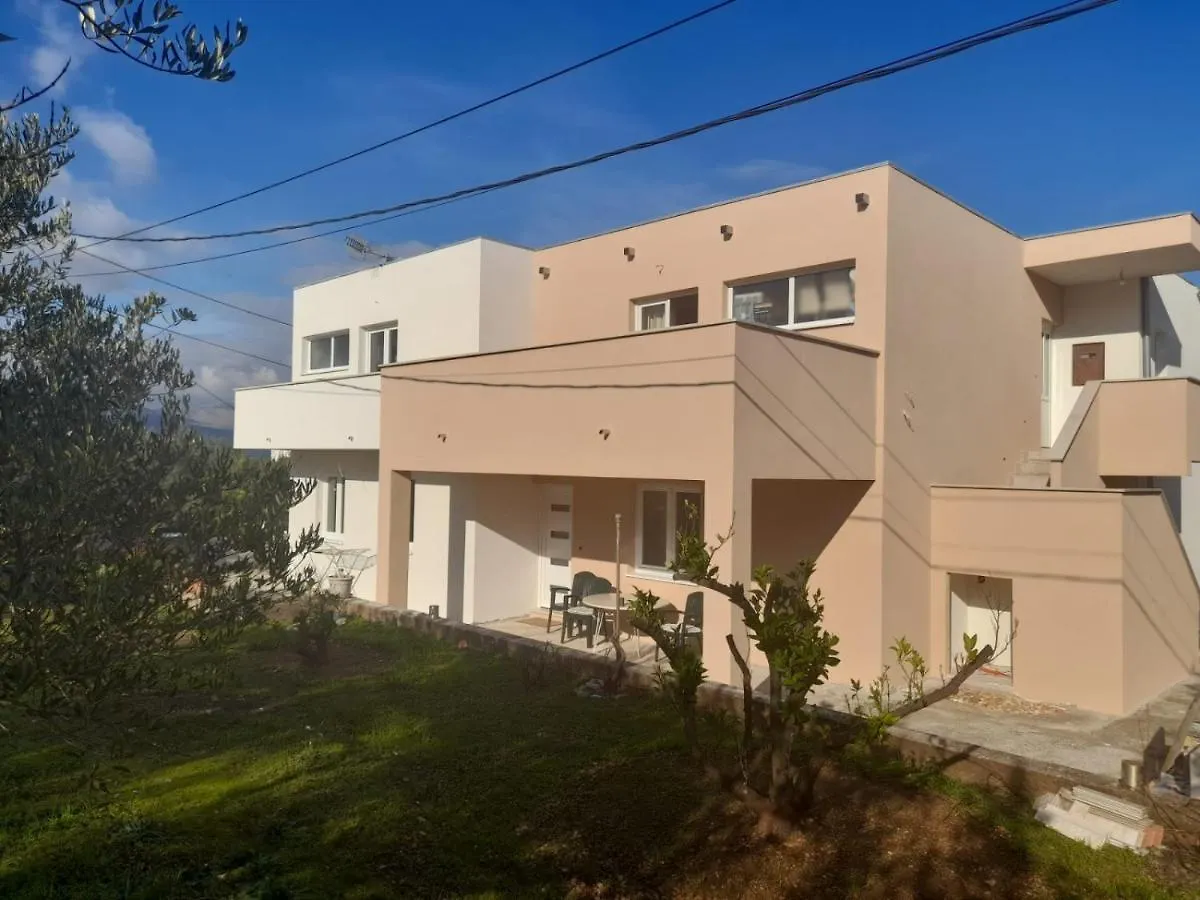 Apartment In Slatine With Terrace, Air Conditioning, Wi-Fi Trogir 0*,  Croatie